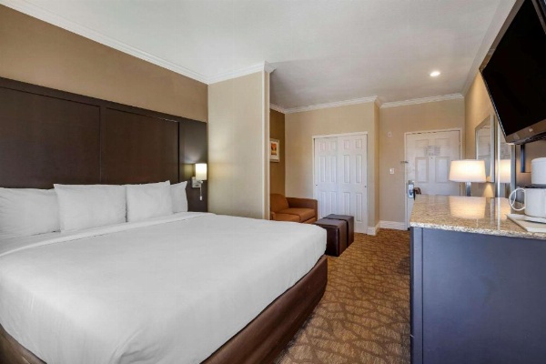 Comfort Inn & Suites Huntington Beach image 18